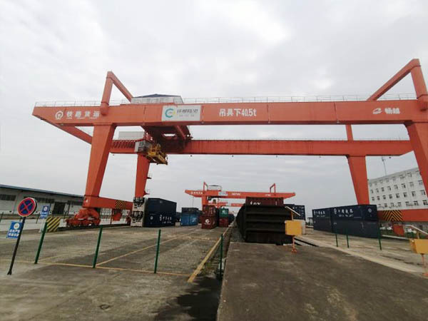 廣東深圳集裝箱龍門吊廠家大跨度門機(jī)吊運(yùn)現(xiàn)場(chǎng)