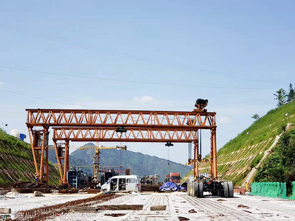 廣東陽江280噸龍門吊廠家安全拆除280t路橋門機